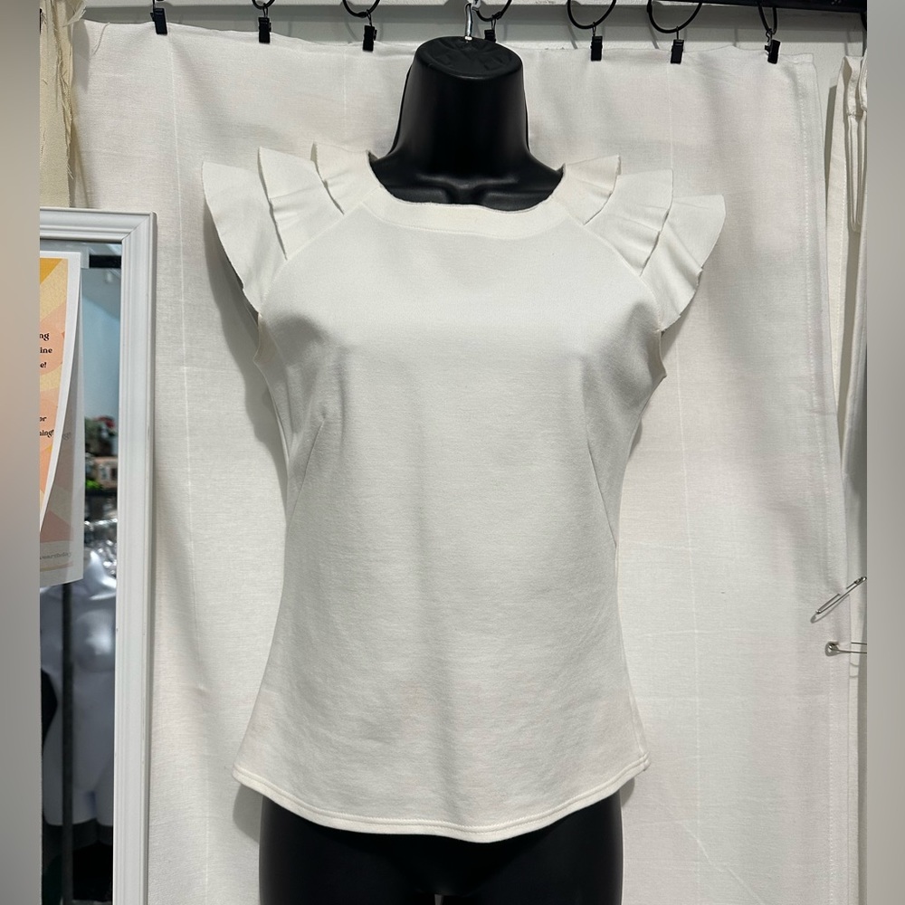 AKRIS - white top with Ruffle cap sleeve